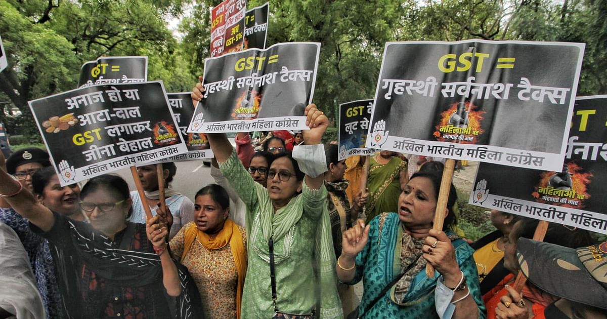 GST और मंहगाई के खिलाफ सड़क पर उतरी महिला कांग्रेस, वित्तमंत्री के आवास के सामने किया प्रदर्शन