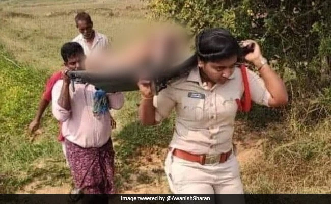 अनाथ वृद्ध की डेडबॉडी को 2 किमी तक अपने सिर पर उठाकर ले गईं महिला पुलिसकर्मी, एक सलाम तो बनता है