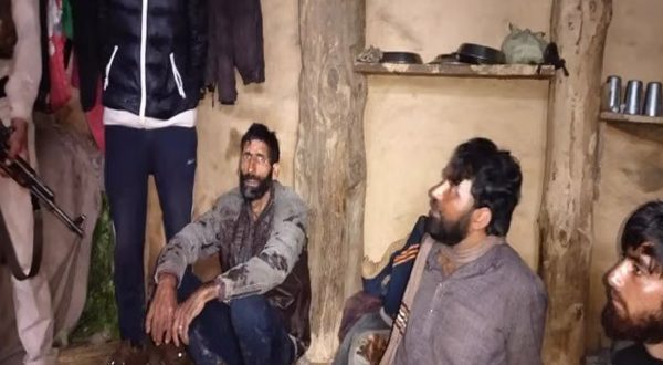 अमरनाथ यात्रा पर हमले की साजिश नाकाम, भारी हथियारों से लैस लश्कर के दो आतंकवादियों को ग्रामीणों ने दबोचा
