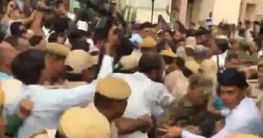 उदयपुर हत्याकांड : उग्र भीड़ ने जयपुर कोर्ट में आरोपियों पर किया हमला, कपड़े फाड़े