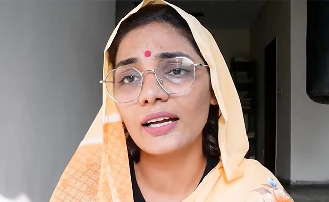 "एहीजा हिन्दू-मुसलमान मचल बाटे घमासान", नेहा सिंह राठौर का ये गाना वायरल हो रहा है