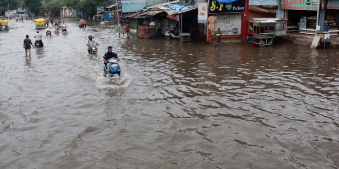 देश के कई राज्यों में भारी बारिश ने मचाई तबाही, गुजरात में 63 की मौत, एमपी-महाराष्ट्र में भी बिगड़े हालात