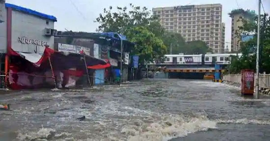 बड़ी खबर LIVE: भारी बारिश से मुंबई बेहाल! कई इलाकों में सड़कें जलमग्न, अंधेरी सबवे में भरा पानी