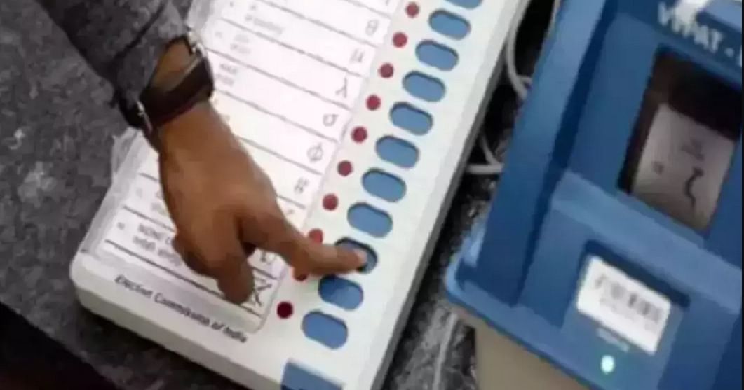 मध्य प्रदेश: अधिकारी ने पत्नी के पक्ष में चुनाव परिणाम को किया 'प्रभावित', हंगामा होने पर हटाया गया
