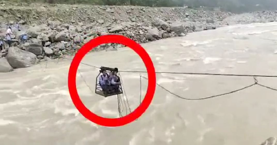 रस्सियों में झूलती जिंदगी! नीचे उफनती भागीरथी, ऊपर जर्जर ट्रॉली में मजबूर देवभूमि के लोग, आंखे मूंदे बैठा शासन-प्रशासन