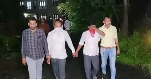 शराबबंदी वाले गुजरात में बीजेपी नेता की शराब पार्टी पर पुलिस का छापा, 1 नाबालिग समेत 41 गिरफ्तार