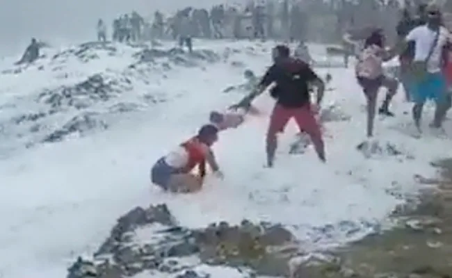 समुद्र किनारे खड़े होकर रील बना रही थी लड़की, अचानक आई खतरनाक लहर, फिर जो हुआ, देखकर डर जाएंगे आप