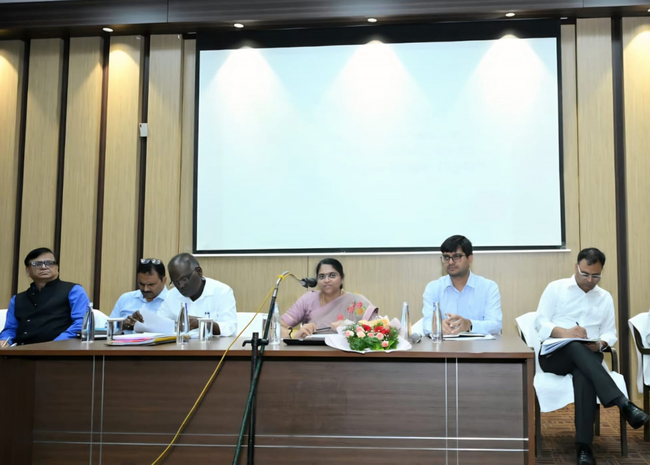 निर्माण कार्यों का हर 15 दिनों में करें निरीक्षण, नागरिक सुविधाओं के काम में न हो लापरवाही : श्रीमती शंगीता आर.....
