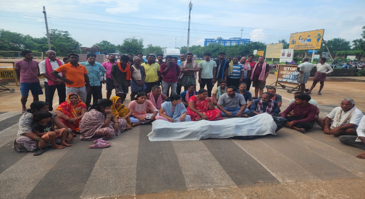 NTPC लारा के गेट पर शव रखकर ग्रामीणों का प्रदर्शन: हादसे में ड्राइवर की मौत, अफसरों पर घायल को छोड़कर भागने का आरोप; मुआवजे और नौकरी की मांग